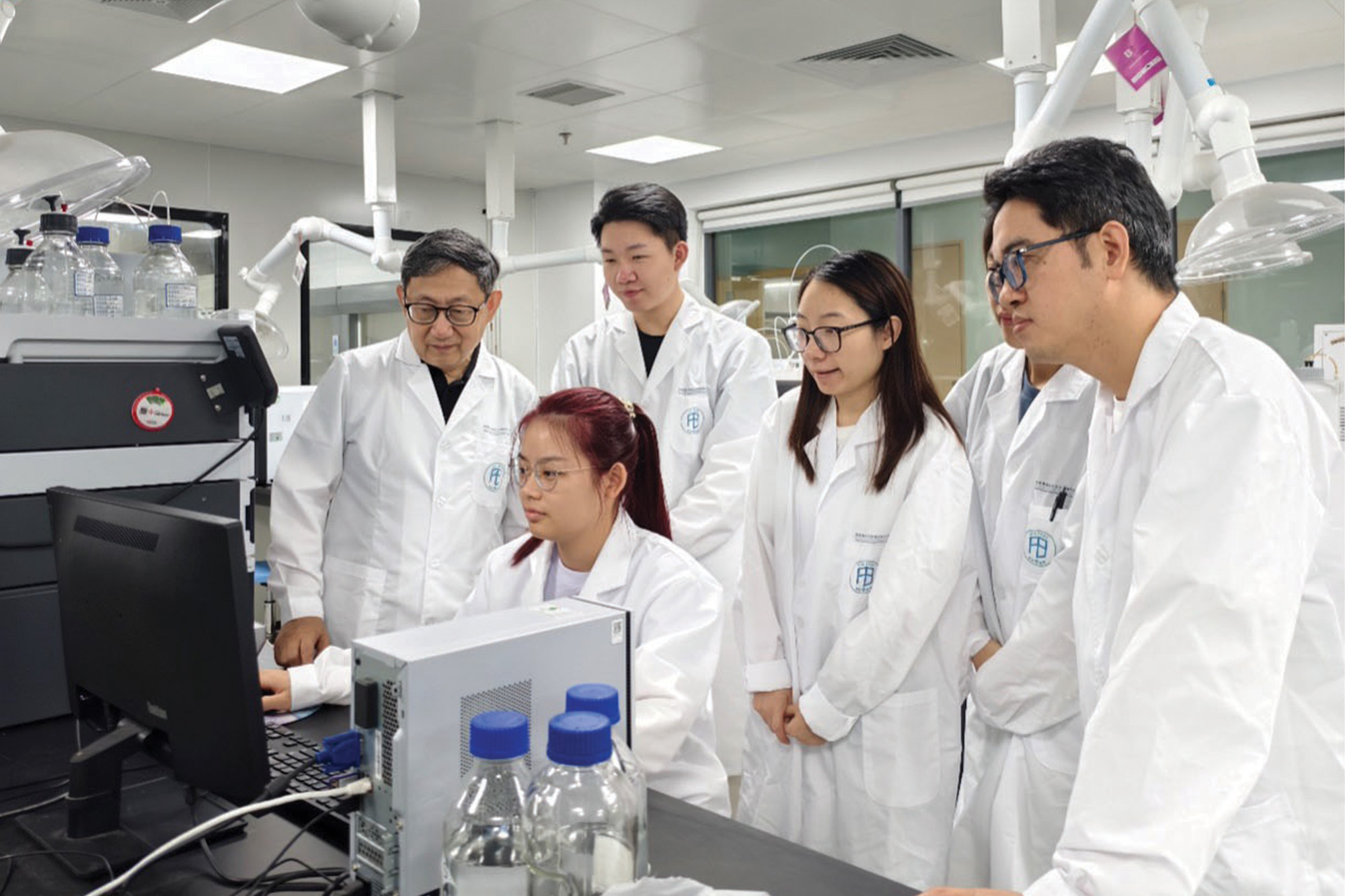 Sequential Measurement Based Multi-Parameter Microfluidic Flow Cytomolecular Analyser
