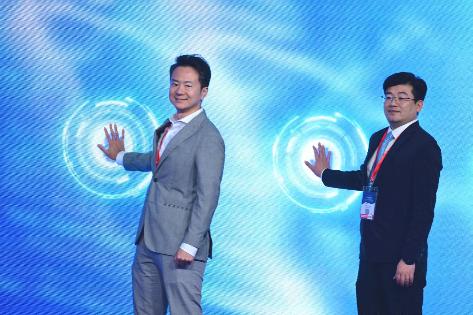 Mr Tobby Fu, Director of Innovation and Entrepreneurship of ITPR (left)